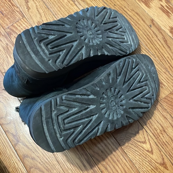 UGG Mini Bailey Button II- Short Black - Picture 11 of 11